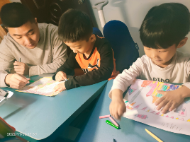 大手牵小手,学习二十大 大手牵小手,学习二十大