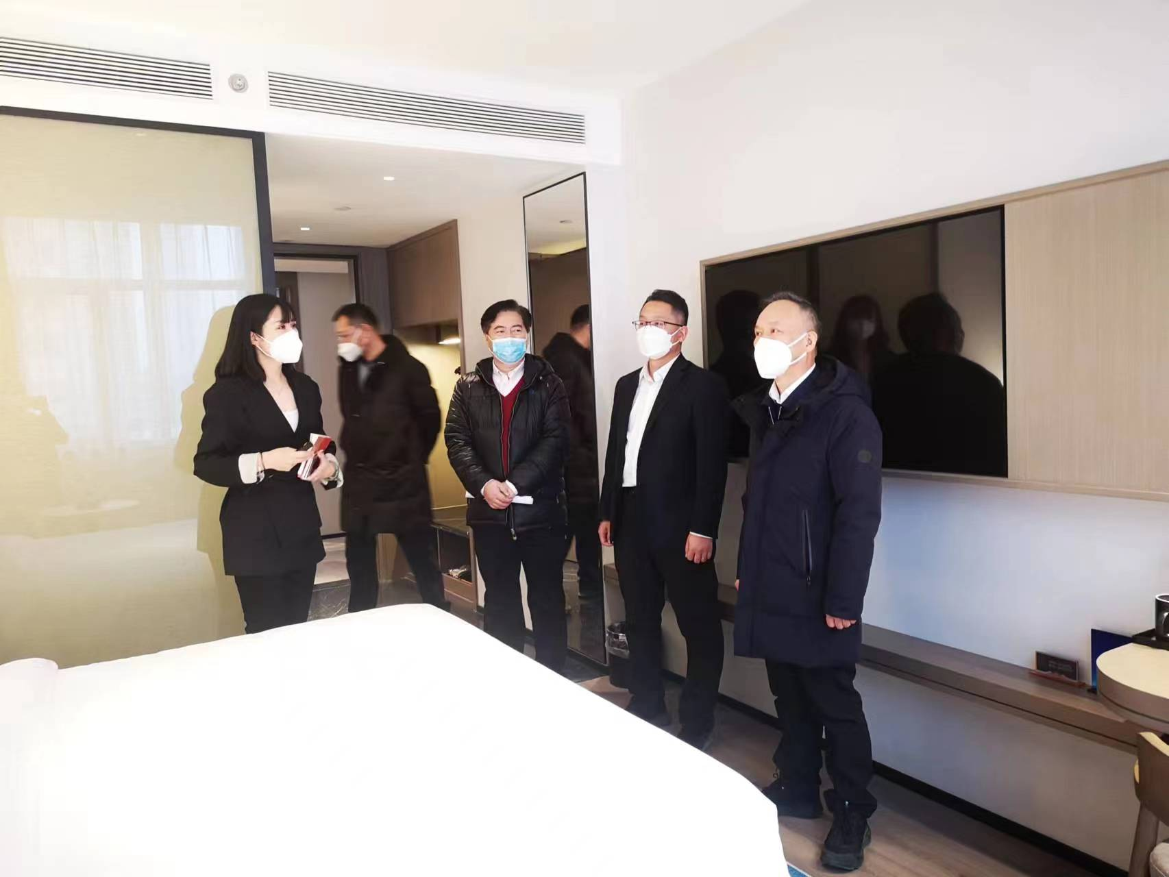 公司主要领导调研永定山水居首店并慰问员工 公司主要领导调研永定山水居首店并慰问员工