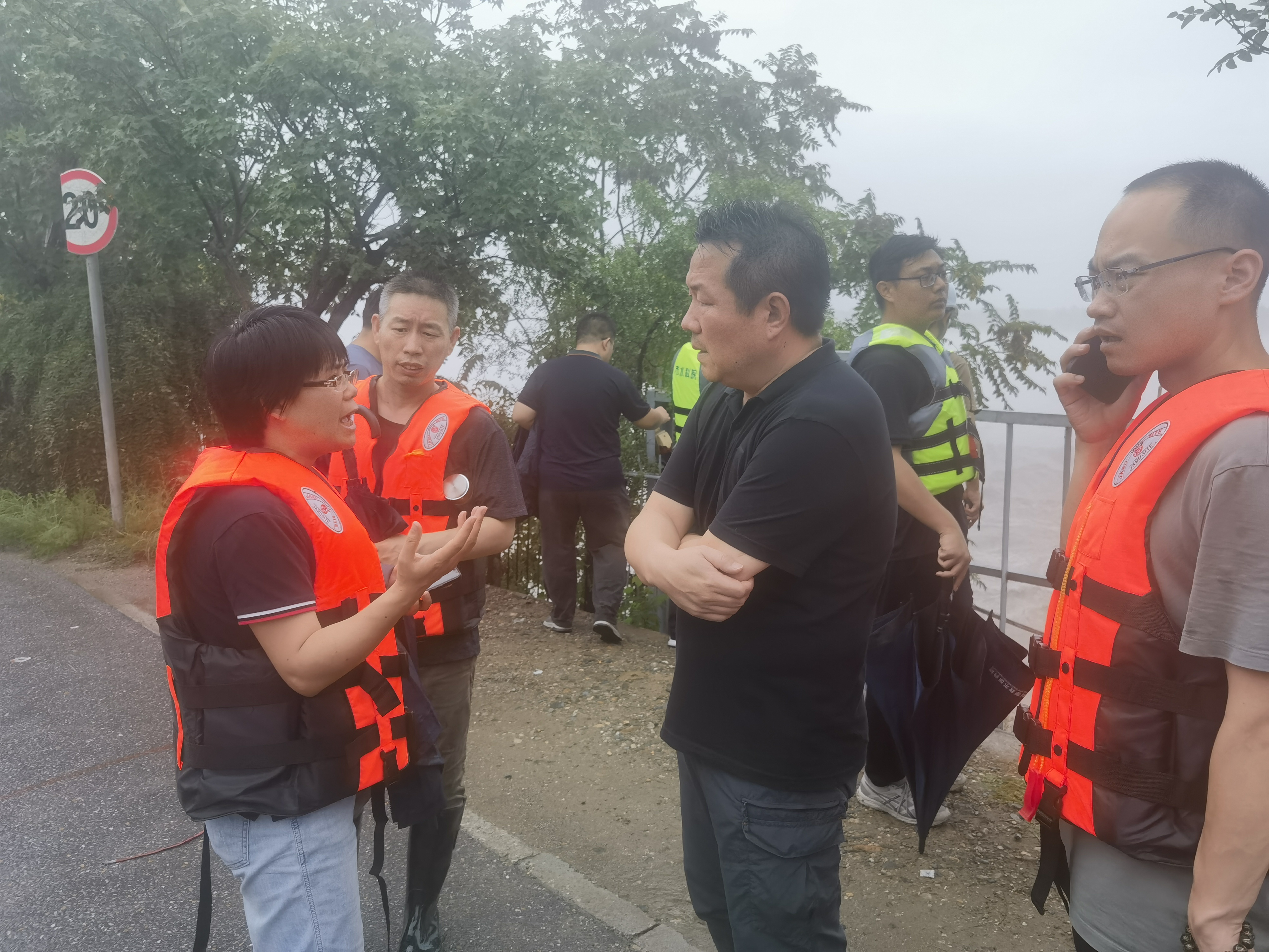 “险情”就是命令 宛平湖末端中堤防汛抢险现场第一时 “险情”就是命令 宛平湖末端中堤防汛抢险现场第一时