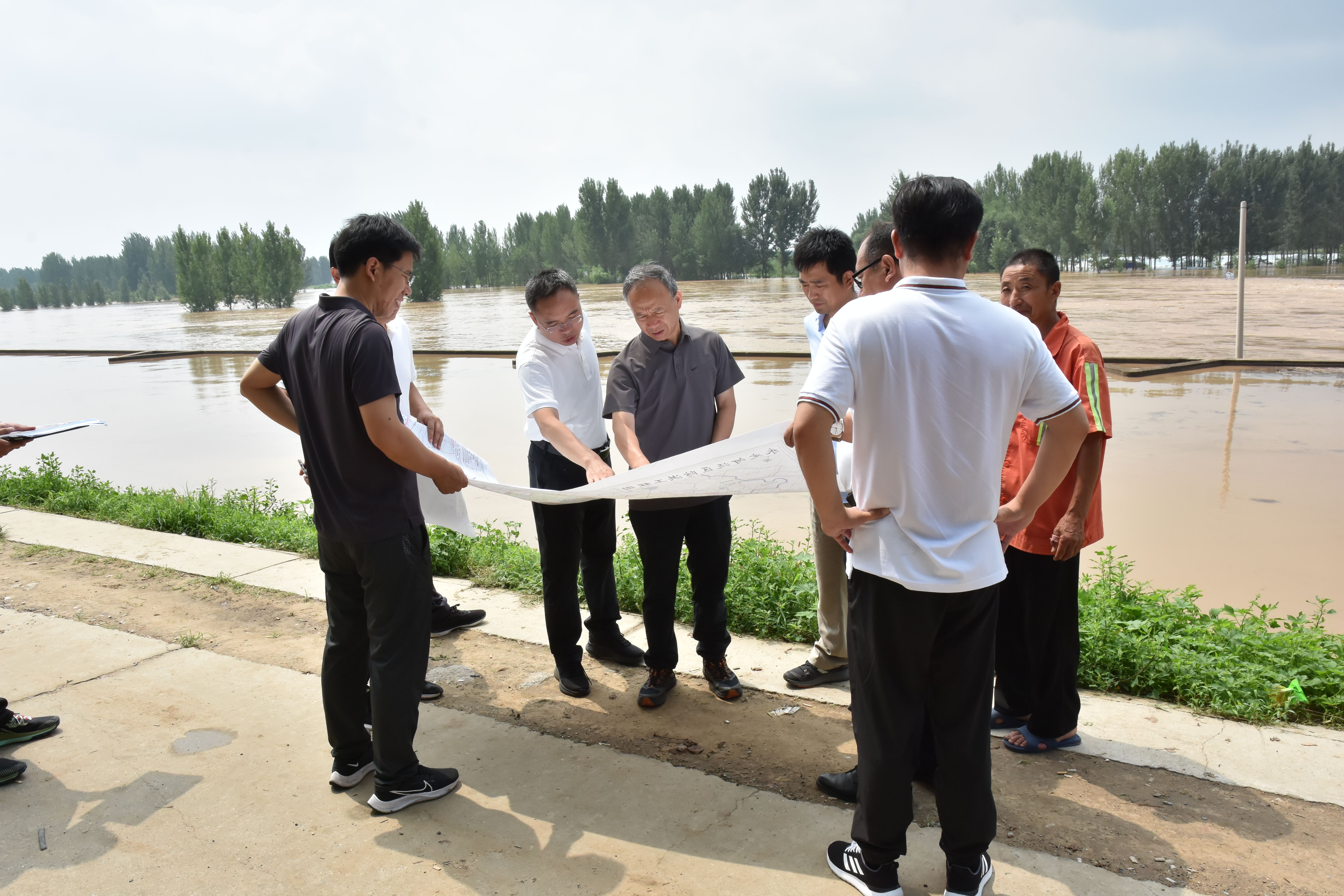公司主要领导检查永定河廊坊泛区段防汛工作 公司主要领导检查永定河廊坊泛区段防汛工作