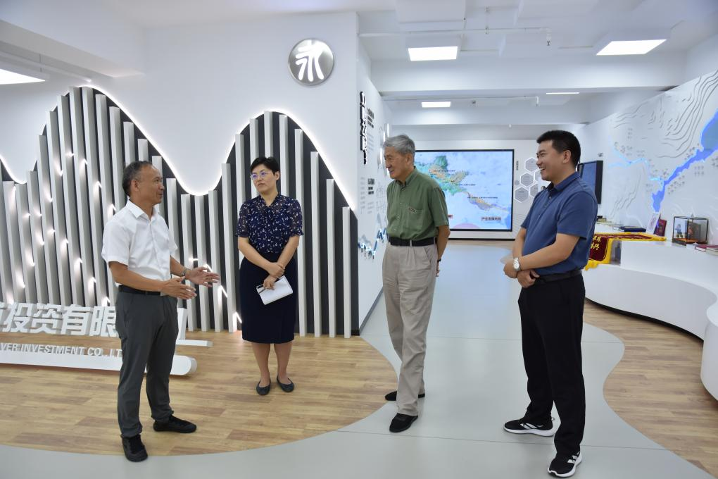 公司举办《锻造战无不胜的铁军》讲座 公司举办《锻造战无不胜的铁军》讲座
