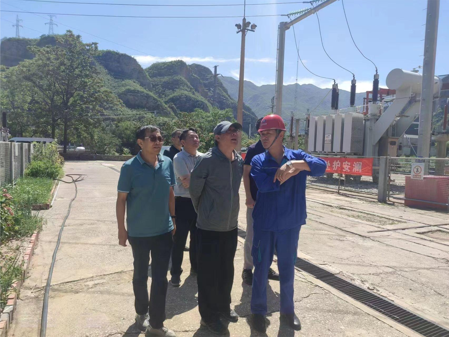 公司主要领导检查“两站两坝”受灾情况