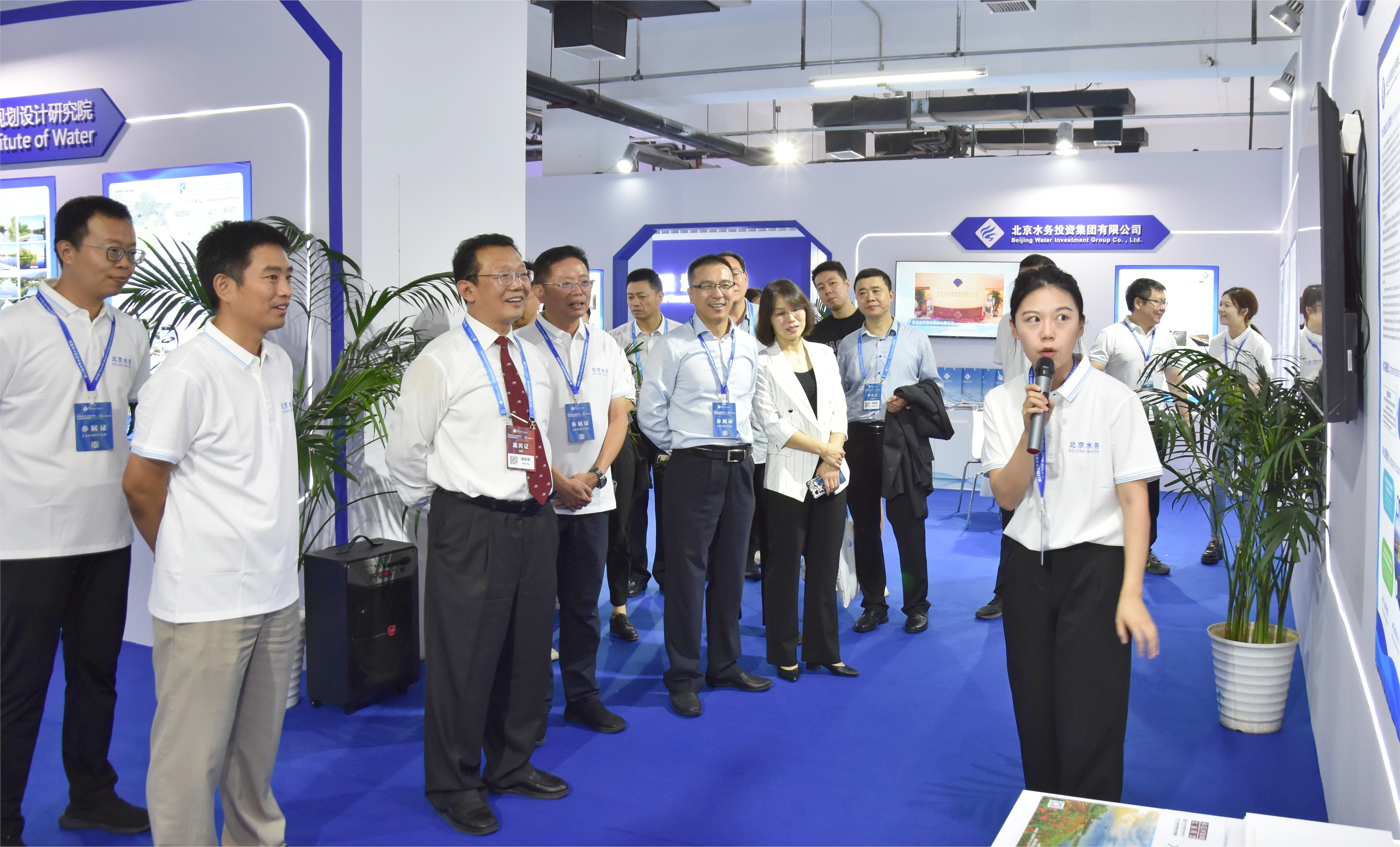 北京市水务局局长潘安君参观世界水资源大会公司展位 北京市水务局局长潘安君参观世界水资源大会公司展位