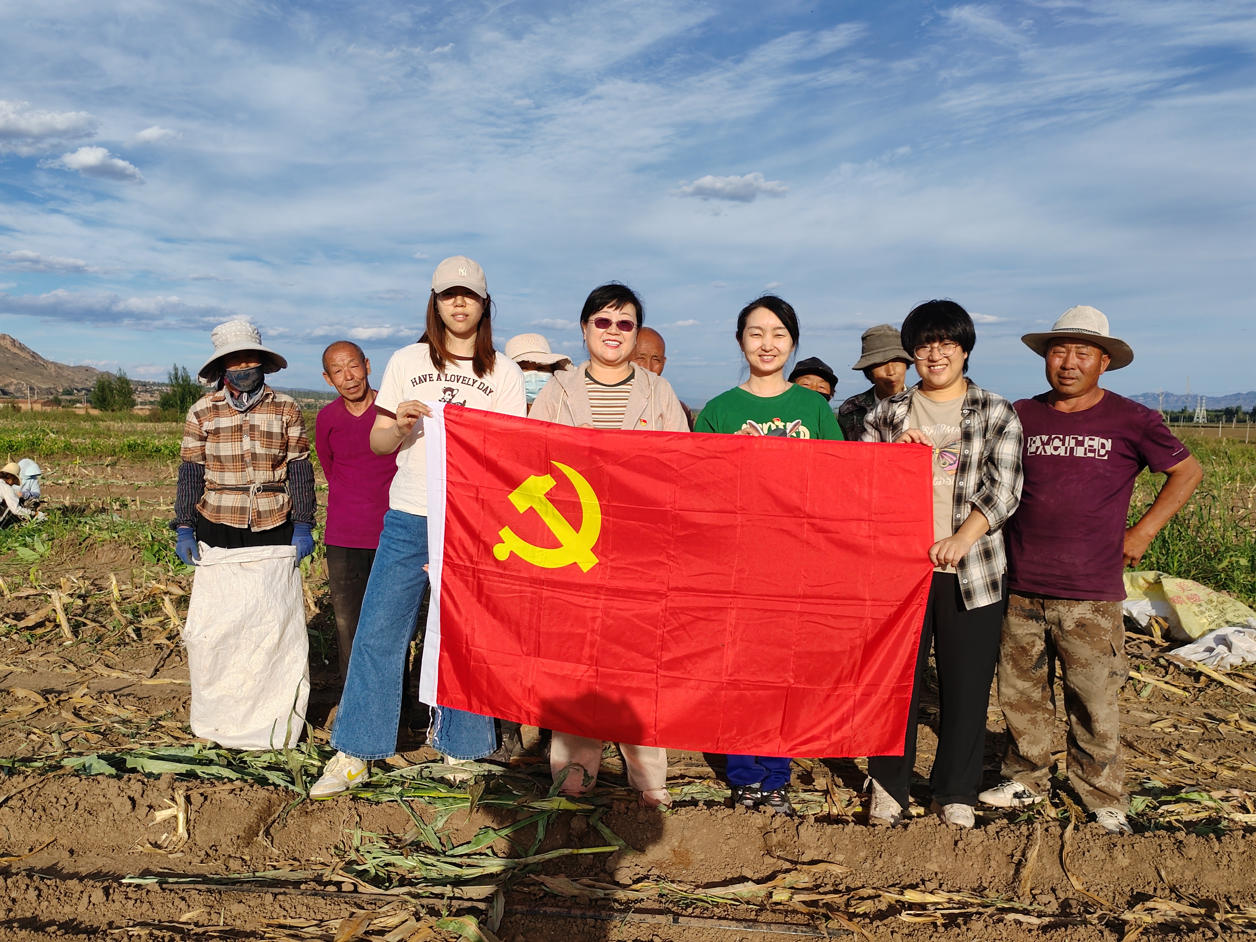 张家口地区联合党支部开展“助力秋收”主题党日活动 张家口地区联合党支部开展“助力秋收”主题党日活动