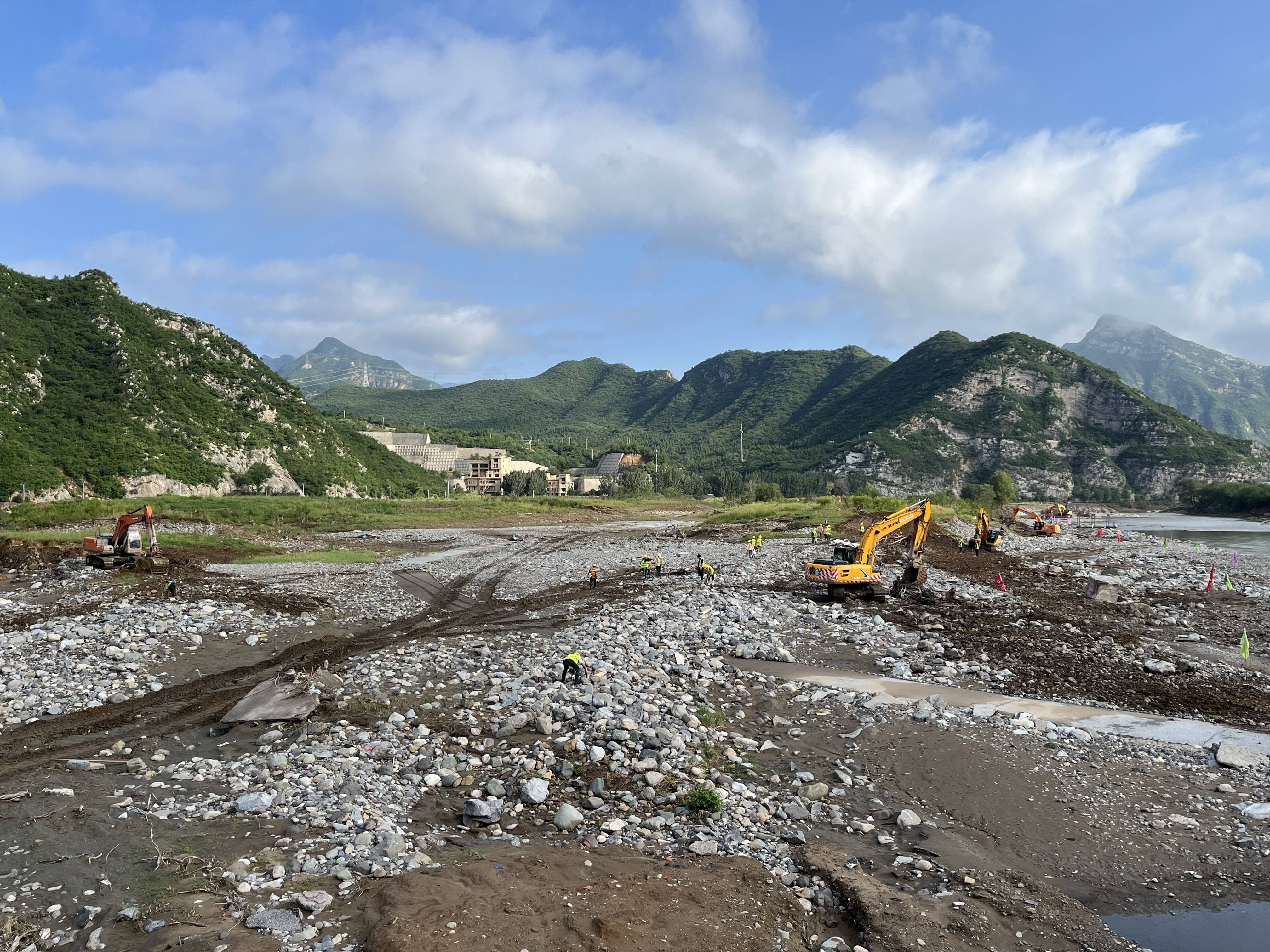 门头沟区委区政府向永定河流域公司赠送锦旗 门头沟区委区政府向永定河流域公司赠送锦旗