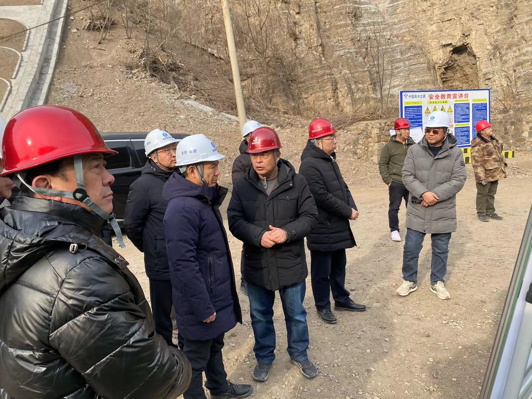 公司主要领导检查永定河北京段在建项目并慰问一线建设者 公司主要领导检查永定河北京段在建项目并慰问一线建设者