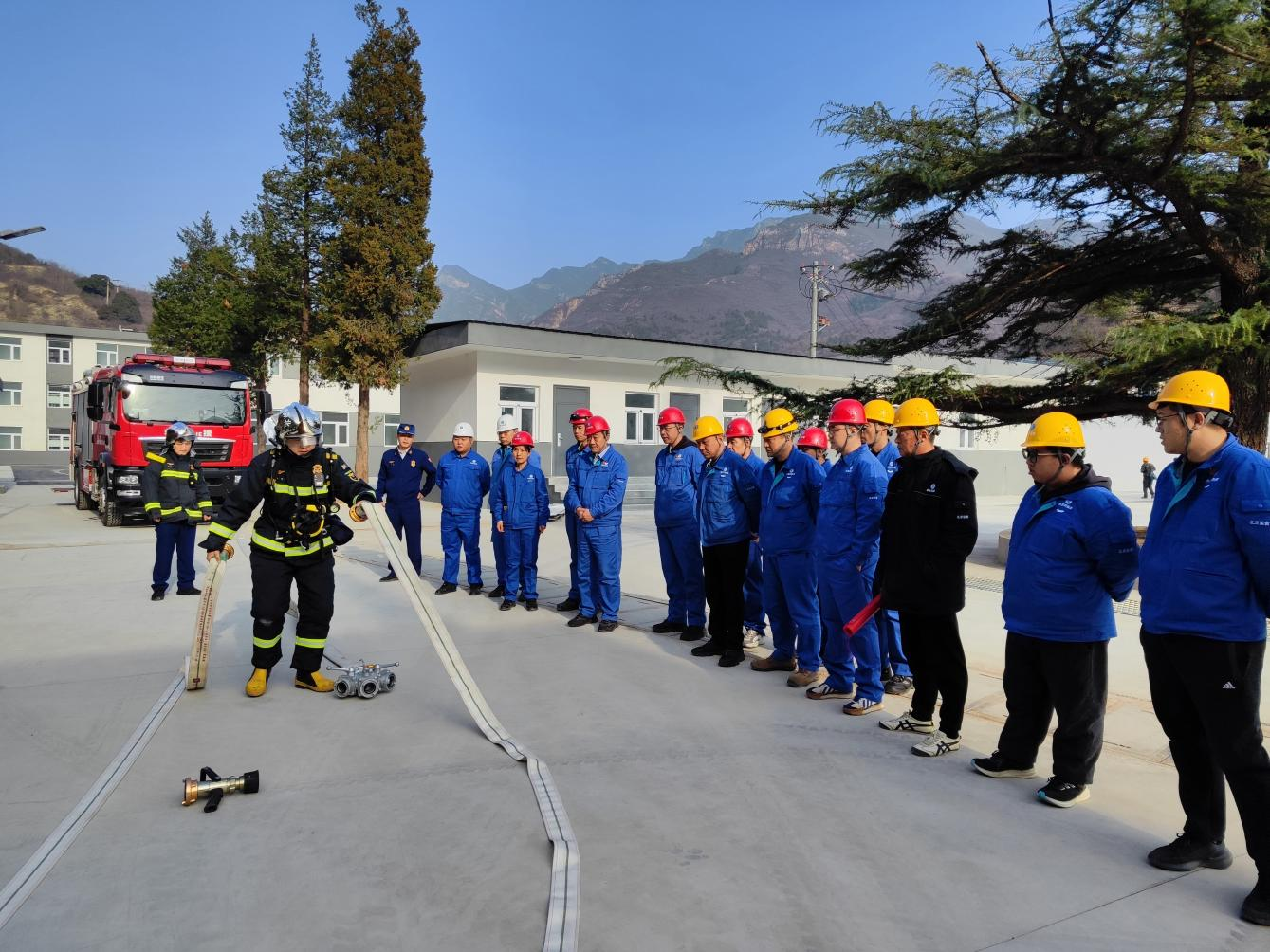 北京运营公司与门头沟区消防支队联合开展消防技能提升与灭火演练