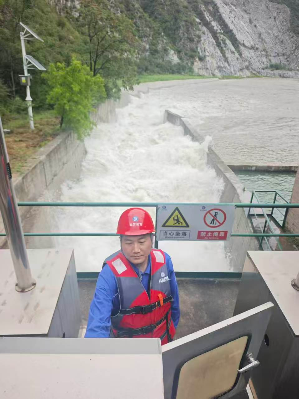 风雨中的旗帜——记北京运营公司党员赵杨的防汛坚守 风雨中的旗帜——记北京运营公司党员赵杨的防汛坚守