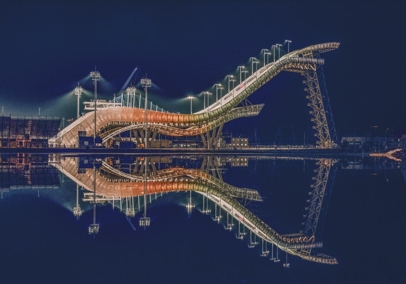 滑雪跳台亮倩影