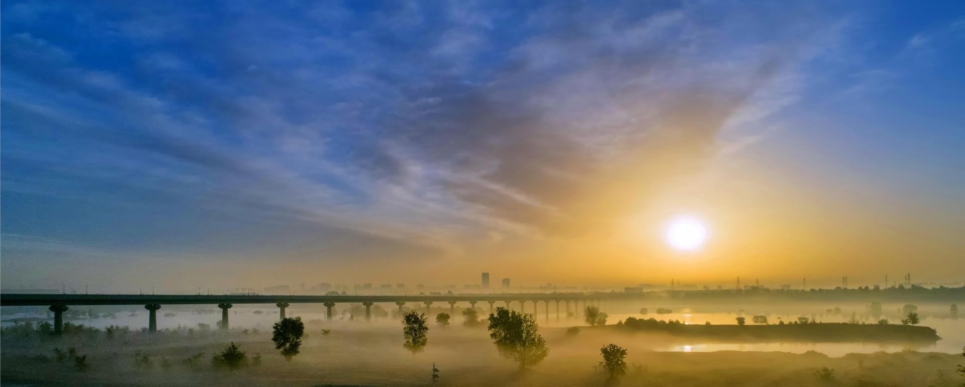 游龙出水迎彩霞