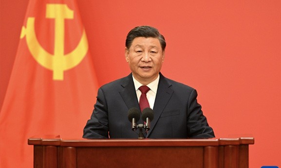 （二十大受权发布）习近平在二十届中共中央政治局常委同中外记者见面时强调 始终坚持一切为了人民一切依靠人民 以中国式现代化全面推进中华民族伟大复兴